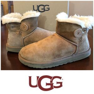 UGG - EUC - L Sz 7 - Mini Bailey Button II/Sheepskin Leather & Wool